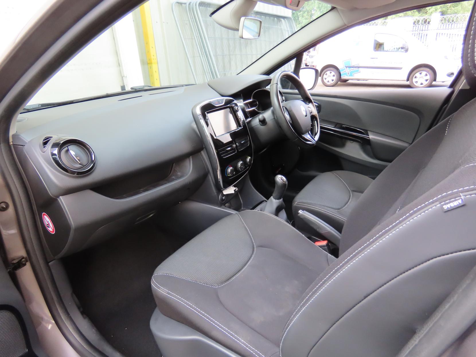 Renault Clio 1.2 16V Dynamique MediaNav Hatchback 5dr Petrol Manual Euro 5 (75 ps)